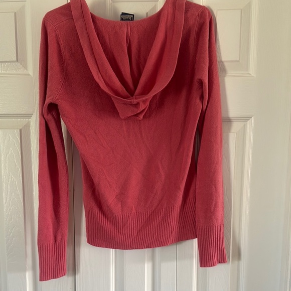 Soft Pink V-Neck Sweater with Relaxed Fit - Picture 2 of 4